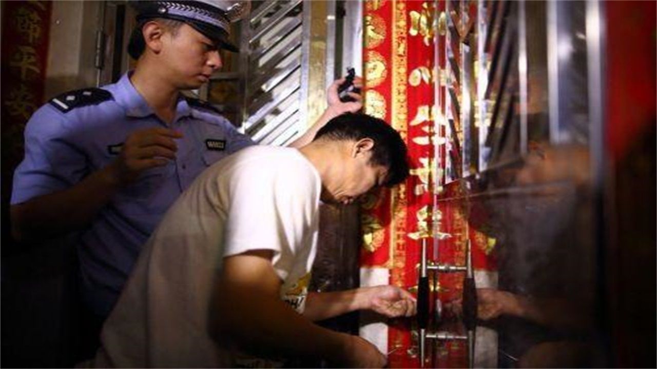 贞丰县小赵开锁换锁请开锁师傅开了锁后，师傅为什么一般都不进门，就算主人请也不进去？